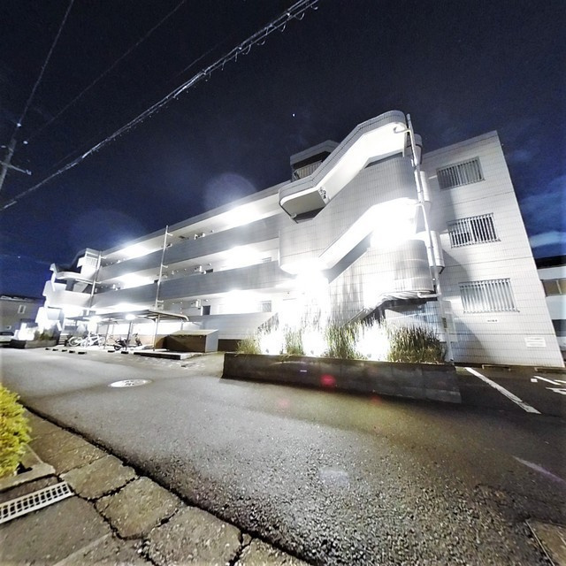 岐阜市鷺山東１丁目のアパートのエントランス|外観（夜）