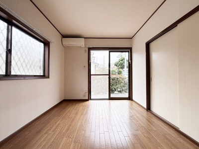 6帖洋室、2面採光の明るいお部屋です♪