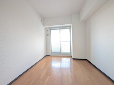 【寝室】 | エステム堺萩原天神 | 大きな窓からたっぷりの日差しが降り注ぐ明るい室内です。気持ちの良い朝日を受けて、目覚めの良い健康的な朝を迎えられそうです。 