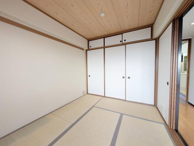 【和室】 | エステム堺萩原天神 | LDKと隣接した6畳の和室。
お子様の遊び部屋・お昼寝スペースとして使うのもオススメです♪