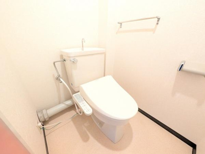 【トイレ】 | エステム堺萩原天神 | 清潔感のある広々トイレです♪タオルフォルダーも付いておりそのまま手洗いもできます。