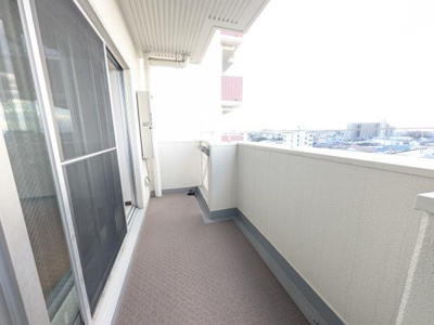 【バルコニー】 | エステム堺萩原天神 | 太陽の光と爽やかな風を受けたお洗濯物はあっという間に乾き、取りこむ時には太陽の匂いを感じられそうですね♪