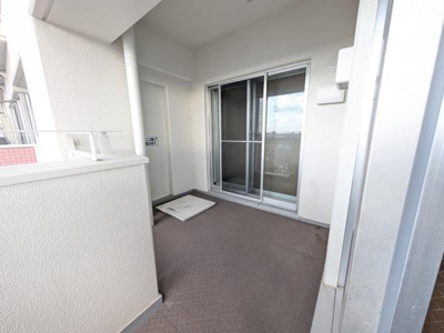 【バルコニー】 | エステム堺萩原天神 | 物干しセットを追加すれば、一度にたくさんのお洗濯物が干せるのが魅力！テーブルセットを広げ、夕涼みを楽しみながら一杯呑むのも楽しいかも…