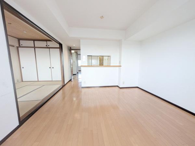 【居間・リビング】 | エステム堺萩原天神 | ご家族の対話を重視したリビング！『ただいま！』『おかえり！』の声がいつも聞こえて安心です♪ 