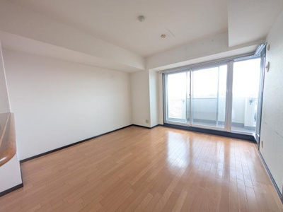 【居間・リビング】 | エステム堺萩原天神 | 家族の笑い声が聞こえてきそうな大空間♪大きめのLDKはそれだけで心が和みます。家族揃ってリビングで過ごすお休みの日が、楽しみになる場所となることでしょう。