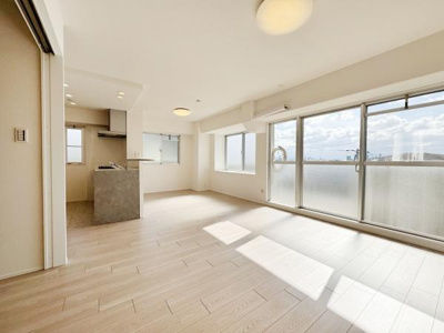 【居間・リビング】 | エンゼルハイム上野芝 | 室内にいても、たっぷりの陽光と爽やかな風を感じて頂けます！
ご家族と穏やかに過ごす、心地の良い時間が流れます。