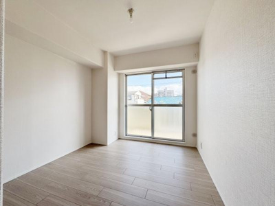 【洋室】 | エンゼルハイム上野芝 | 大きな窓からたっぷりの日差しが降り注ぐ明るい室内です。気持ちの良い朝日を受けて、目覚めの良い健康的な朝を迎えられそうです。 