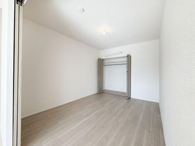 【寝室】 | エンゼルハイム上野芝 | 全居室には収納を完備！普段使いのお洋服や小物はもちろん、季節物のお洋服などもしっかりと整理整頓おしまい頂けます。居室空間をより広く隅々までお使いいただけますね♪