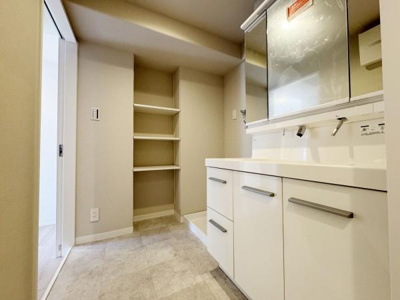 【独立洗面台】 | エンゼルハイム上野芝 | 収納棚がありますのでタオルや洗剤などまとめておけます！

