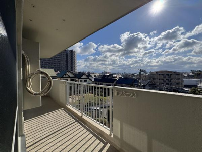 【バルコニー】 | エンゼルハイム上野芝 | 日当たり良いバルコニーです。洗濯物もしっかり乾きそうです♪