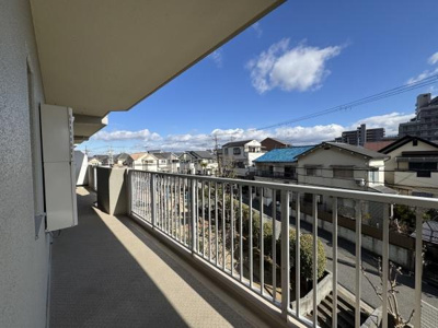 【バルコニー】 | エンゼルハイム上野芝 | 太陽の光と爽やかな風を受けたお洗濯物はあっという間に乾き、取りこむ時には太陽の匂いを感じられそうですね♪