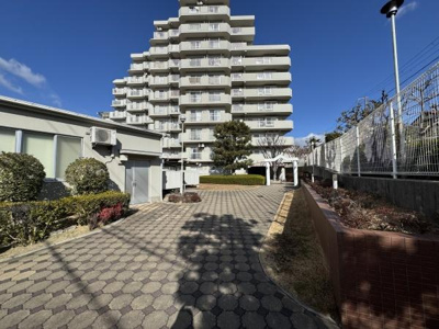 【外観】 | エンゼルハイム上野芝 | JR阪和線「上野芝」駅が徒歩9分。通勤にも外出にもアクセス良好。家族でおでかけすることも増えそうですね♪