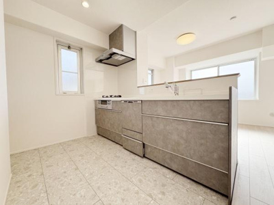 【キッチン】 | エンゼルハイム上野芝 | 食器洗乾燥機付きで家族の食器もピカピカ。後片付けもラクラクこなせて、日々の生活には欠かせない便利設備。環境にもママの手にも優しいのがうれしいですね。