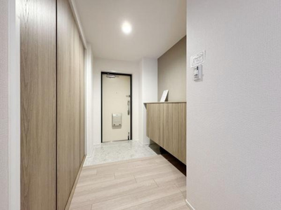 【玄関】 | エンゼルハイム上野芝 | 玄関も明るいです。大きな下駄箱もあり収納力・清潔感がGOODです。