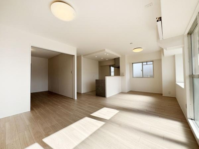 【居間・リビング】 | エンゼルハイム上野芝 | 家族の笑い声が聞こえてきそうな大空間♪大きめのLDKはそれだけで心が和みます。家族揃ってリビングで過ごすお休みの日が、楽しみになる場所となることでしょう。