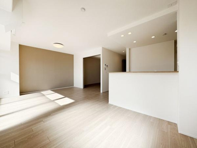 【居間・リビング】 | エンゼルハイム上野芝 | ここにはみんなが集い、食事と楽しい会話が始まる。話に夢中になりすぎて、ついつい時を忘れてしまう。そんな束の間の幸せを感じさせてくれる場所。