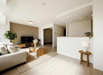 【居間・リビング】 | エンゼルハイム上野芝 | 【家具配置イメージ画像】ラグやソファで雰囲気を変えたりいろんなアレンジが楽しめます！