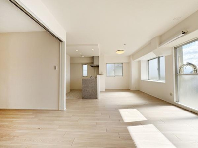 【居間・リビング】 | エンゼルハイム上野芝 | 大切なご家族が集まるからこそＬＤＫはこだわりたい！休日はおひさまの光をたっぷりと取りこめるリビングでゆったりと過ごしませんか？子供たちが元気に笑いながら走り回っても十分な広さの空間です。