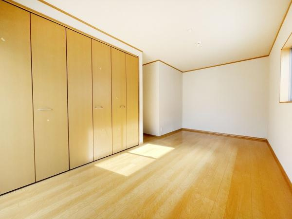 【洋室】 | 全居室には収納を完備！普段使いのお洋服や小物はもちろん、季節物のお洋服などもしっかりと整理整頓おしまい頂けます。居室空間をより広く隅々までお使いいただけますね♪