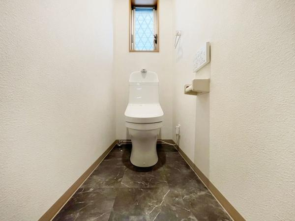【トイレ】 | 節水型でエコなトイレには、今では当たり前のウォシュレット付き。便座を温める機能付き！
広さも十分にありゆったりとお使い頂けます。