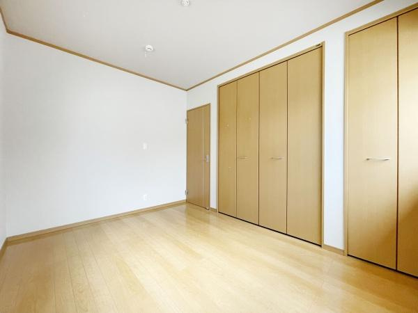 【洋室】 | 木目のフローリングが暖かみのある室内に。