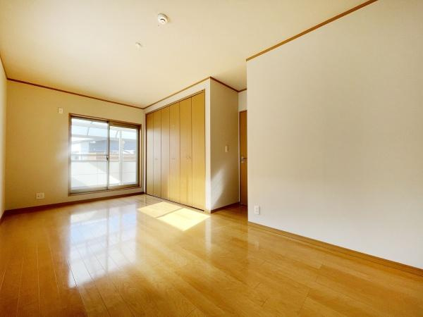 【洋室】 | 大きな窓からたっぷりの日差しが降り注ぐ明るい室内です。気持ちの良い朝日を受けて、目覚めの良い健康的な朝を迎えられそうです。 