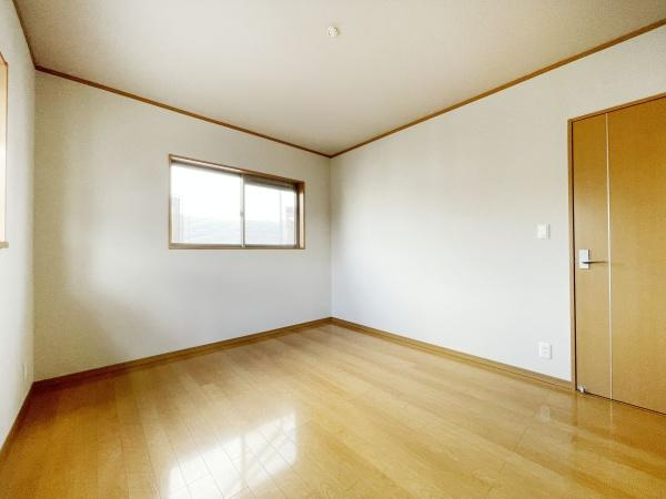 【子供部屋】 | 充分な広さと収納機能を備えた部屋はお子様の自発性と成長を促します。お子様の成長を支える、勉強や好きなことに没頭する学びの空間にどうぞ。