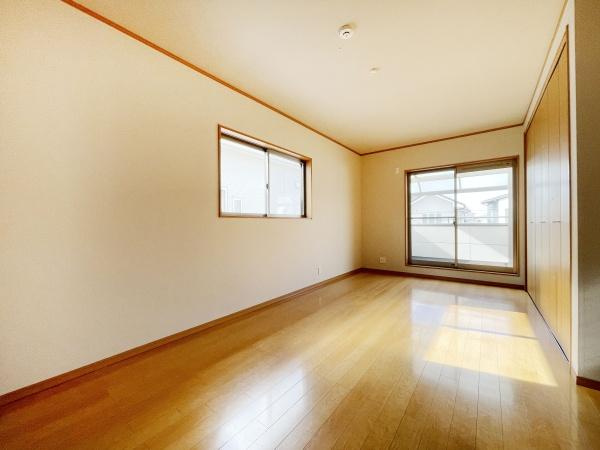 【洋室】 | 大きな窓からたっぷりと陽光が注がれる明るい空間。家族の成長に対応できる永住仕様の間取り。一日の疲れをいやしてくれる主寝室。時を忘れて過ごす場所として過ごせるお部屋ですね♪