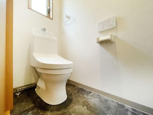 【トイレ】 | 2階にもトイレがあります。
1階にわざわざ降りなくて済むので重宝しますよ♪

