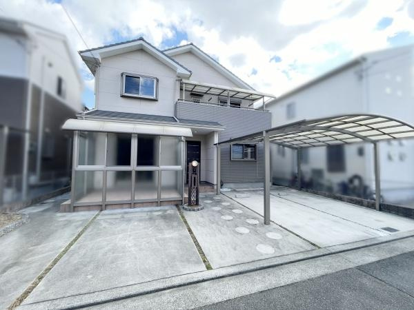 【駐車場】 | お車の出し入れが苦手なママや小さなお子様にも安心ですね。しっかり舗装もされているので、ベビーカーや自転車で通っても快適に通行できます。