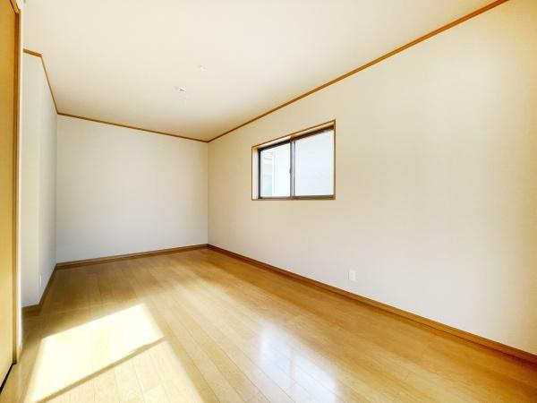 【洋室】 | 家族一人ひとりの大切なプライベート空間。趣味に合わせて使って頂けるようシンプルに仕上げてあります！