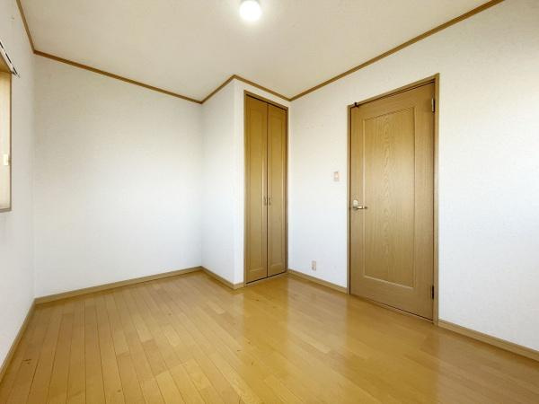 【洋室】 | 木目のフローリングが暖かみのある室内に。明るい寝室で心地のいい朝を迎えられそう。