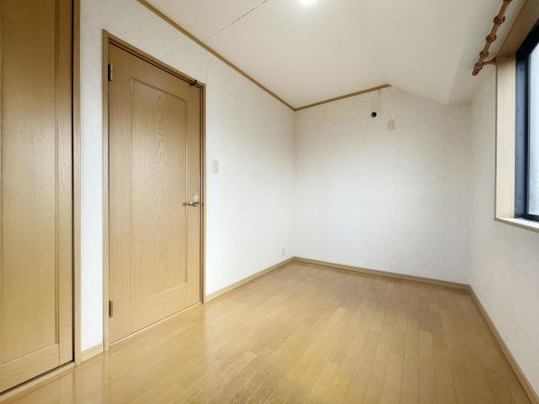 【寝室】 | 収納を完備！普段使いのお洋服や小物はもちろん、季節物のお洋服などもしっかりと整理整頓おしまい頂けます。居室空間をより広く隅々までお使いいただけますね♪
