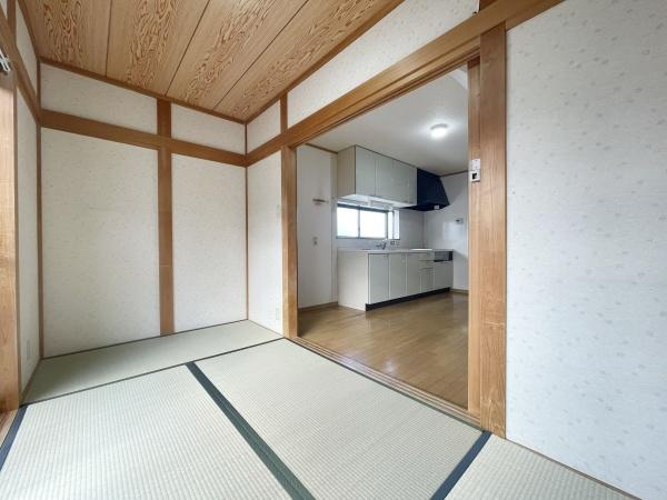 【和室】 | DKと隣接した4畳の和室。
来客の際には、和室とDKの間の扉を開けることで、開放感あふれる空間に！
