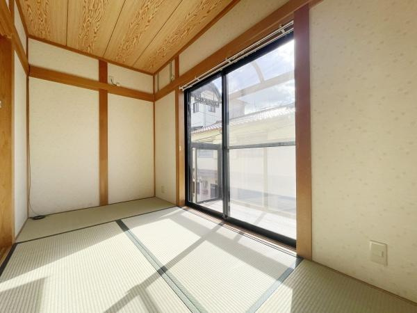【和室】 | 室内にいても、たっぷりの陽光と爽やかな風を感じて頂ける、開放感あふれる居室です。