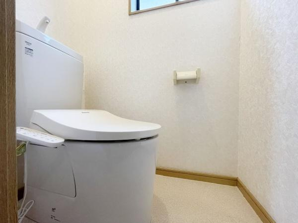 【トイレ】 | 節水型でエコなトイレには、今では当たり前のウォシュレット付き。便座を温める機能付き！

