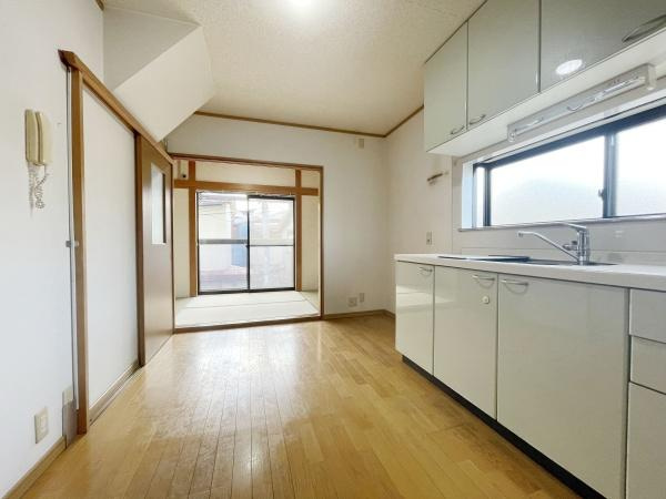 【居間・リビング】 | ここにはみんなが集い、食事と楽しい会話が始まる。話に夢中になりすぎて、ついつい時を忘れてしまう。そんな束の間の幸せを感じさせてくれる場所。
