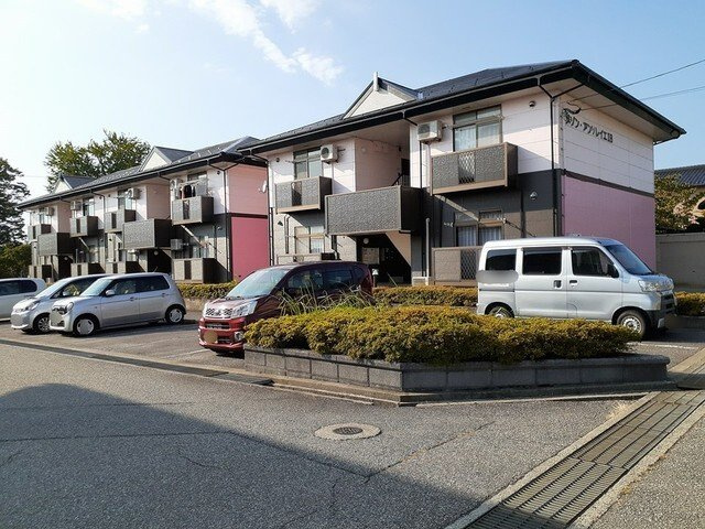 メゾン・アンソレイエⅠＢの駐車場|駐車場があるので、車を買う予定の方も安心です