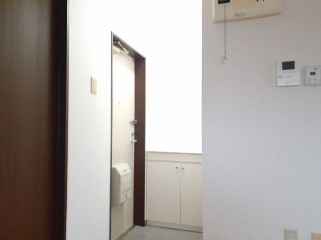 メゾン・アンソレイエⅡＢの玄関|収納もある玄関です