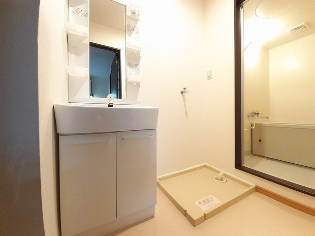 メゾン・アンソレイエⅡＢの洗面所|脱衣スペースもあります