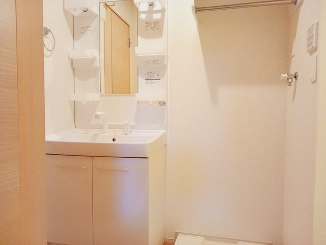 エクラデ　ジュールⅡの洗面所|ゆったりとスペースのある洗面所