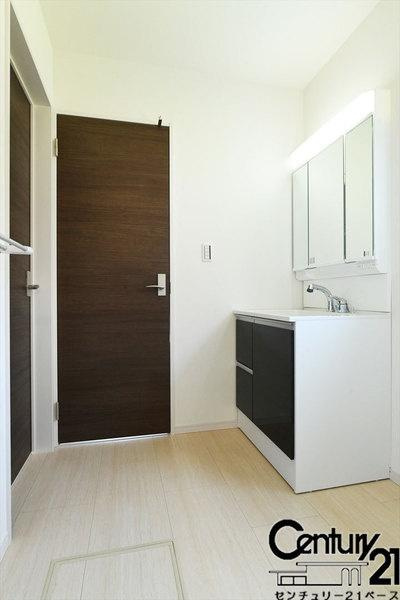 リーブルガーデン田町 ／新築一戸建の内観：施工例|■三面鏡タイプのミラーキャビネット！収納スペースも豊富です！■