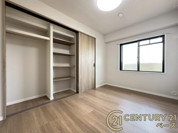 グランドメゾン大和郡山の寝室|■現地撮影写真■収納が充実した東向きの洋室です！