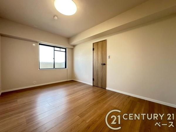 グランドメゾン大和郡山の子供部屋|■現地撮影写真■優しい色合いでまとめられた洋室！どんな家具も合いそうですね！