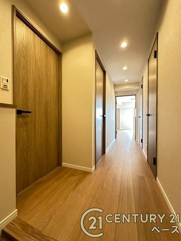 グランドメゾン大和郡山の内装|■現地撮影写真■こちらは玄関から見た廊下部分です！