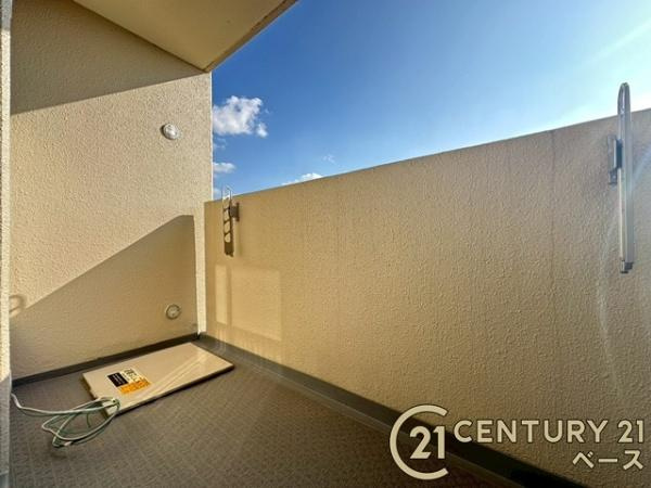 グランドメゾン大和郡山のバルコニー|■現地撮影写真■日当たりのよい南向きバルコニー！洗濯物もよく乾きます！