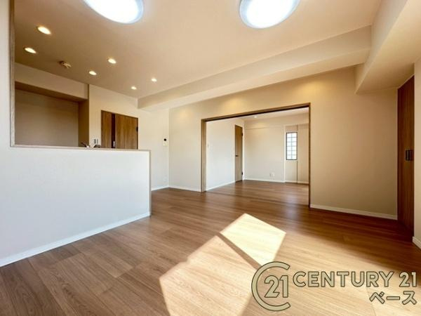 グランドメゾン大和郡山の居間・リビング|■現地撮影写真■ＬＤＫは大きな窓から柔らかい光が射し込みます！