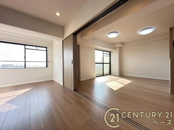 グランドメゾン大和郡山の居間・リビング|■現地撮影写真■ＬＤＫと隣接する洋室７．３帖を仕切る引戸を全て開けると開放的な一体の空間に！