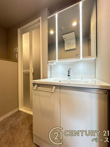 グランドメゾン大和郡山の独立洗面台|■現地撮影写真■三面鏡タイプのミラーキャビネット！収納スペースも豊富です！