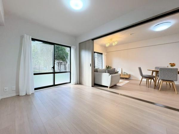 マイキャッスル三ツ境2の内装|リビングと繋がっている洋室です！可動式扉なのでプライベート空間を作る事ができます。